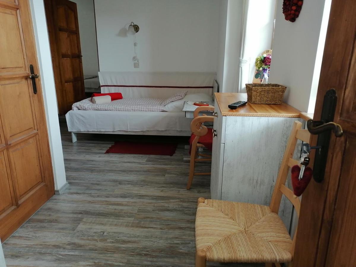 Mives Vendeghaz Hotel Pogany Exterior photo